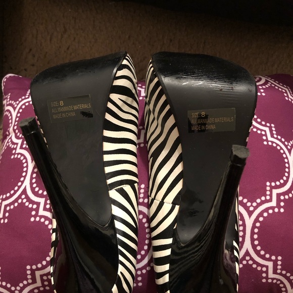 Sz 8 Black White Zebra Stripped Heels - Picture 5 of 6